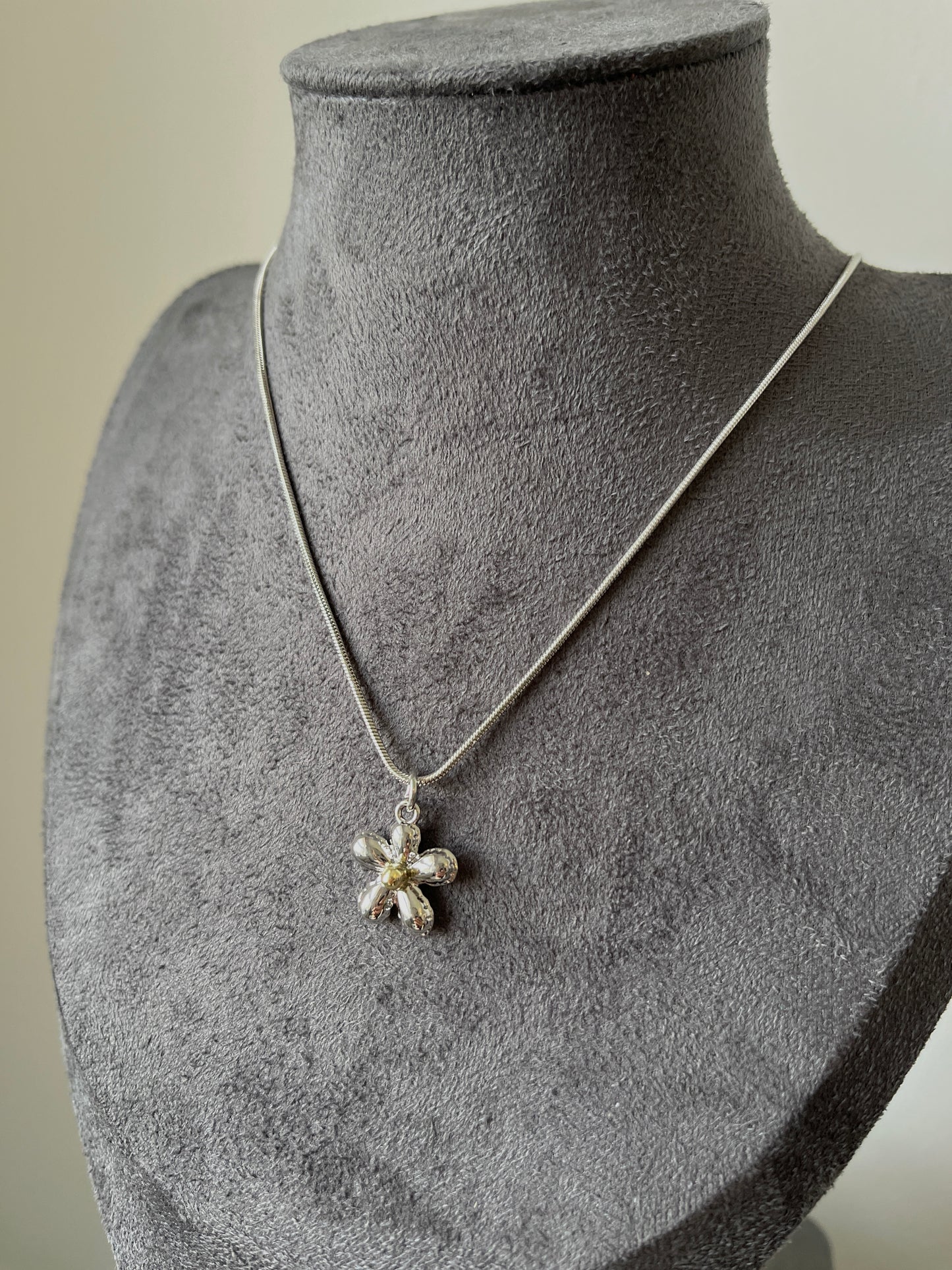 90's Bubble Daisy Necklace